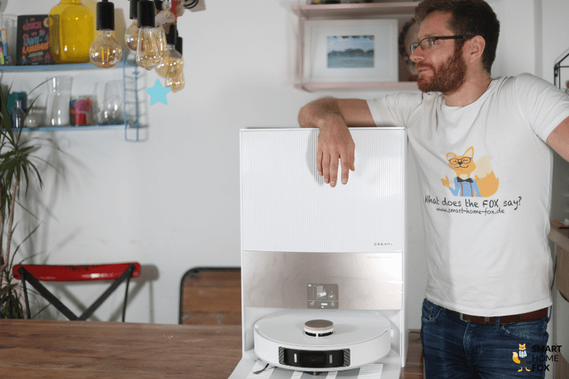 Die Basisstation des Dreame L20 Ultra wird mit einem Lineal ausgemessen.